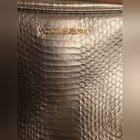 NWOT V.S. silver cross body purse - Picture 2 of 11